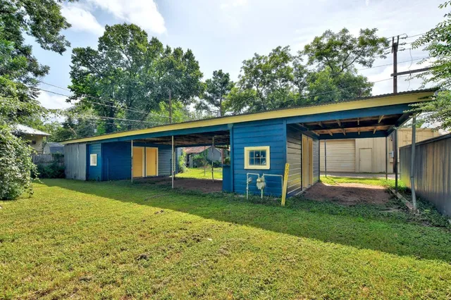 $975 | 302 Olive Street, Unit A, Smithville, TX 78957