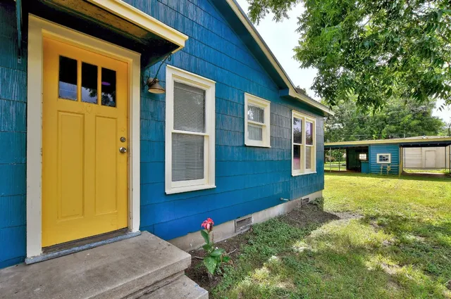 $975 | 302 Olive Street, Unit A, Smithville, TX 78957