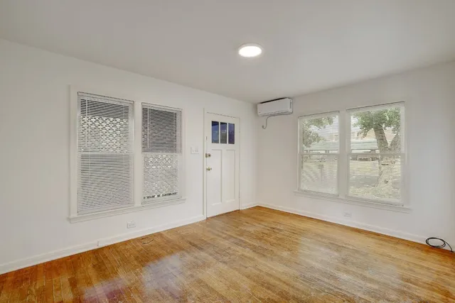 $975 | 302 Olive Street, Unit A, Smithville, TX 78957