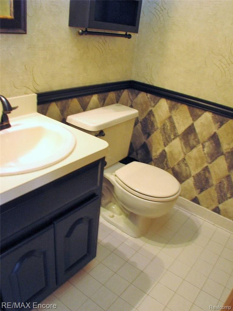 2387 Rochelle Park Drive Rochester, MI 48309 - Photo 11 of 30 Half_Bath_Entry_Level.JPG