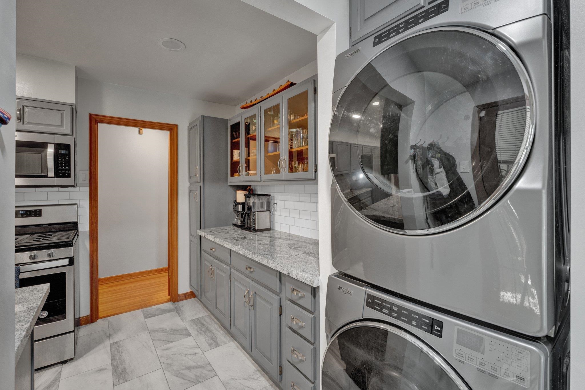 1585 Dearing Road Memphis, TN 38117 - Photo 22 of 34 a utility room with sink dryer and washer
