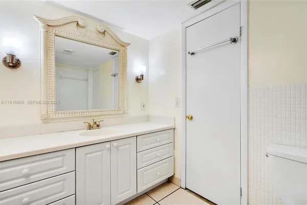 $2,200 | 1700 Northeast 191st Street, Unit 110, Miami, FL 33179
