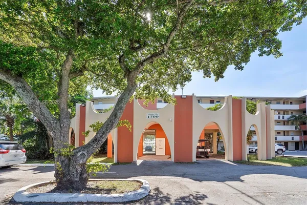 $2,200 | 1700 Northeast 191st Street, Unit 110, Miami, FL 33179