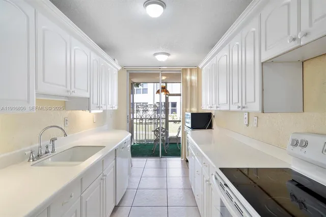 $2,200 | 1700 Northeast 191st Street, Unit 110, Miami, FL 33179