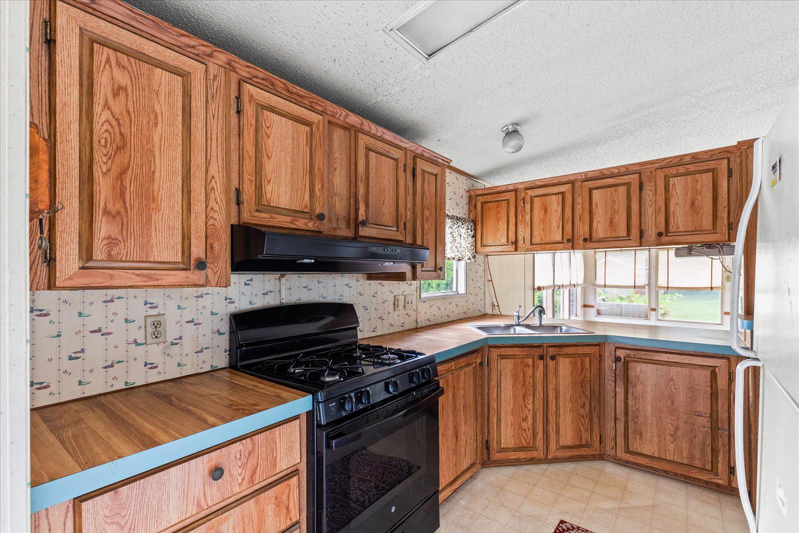 333 Newcomer Road Windsor, PA 17366 - Photo 81 of 112 Mobile Home Kitchen
