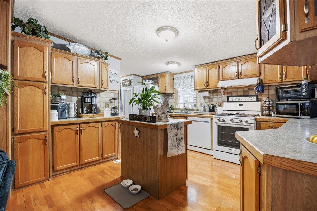 271 Mountain Road Arundel, ME 04046 - Photo 8 of 39