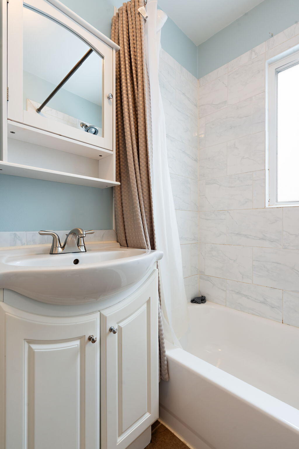 601 Azalea Street Southeast Demotte, IN 46310 - Photo 12 of 29 a bathroom with a bathtub and a sink