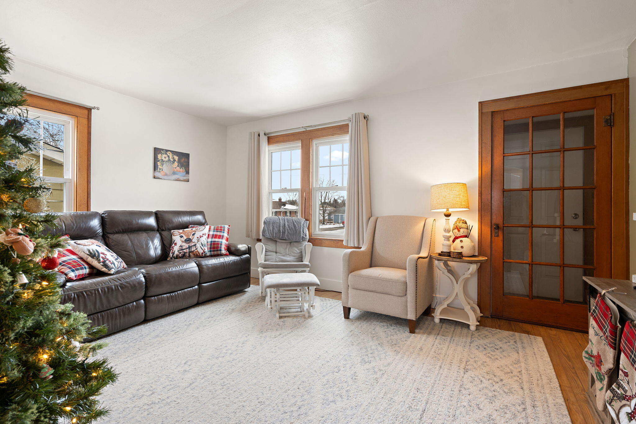 601 Azalea Street Southeast Demotte, IN 46310 - Photo 3 of 29 a living room with furniture and a window