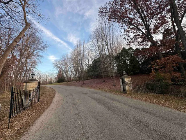 $525,000 | 71 Ford Drive, East Dubuque, IL 61025