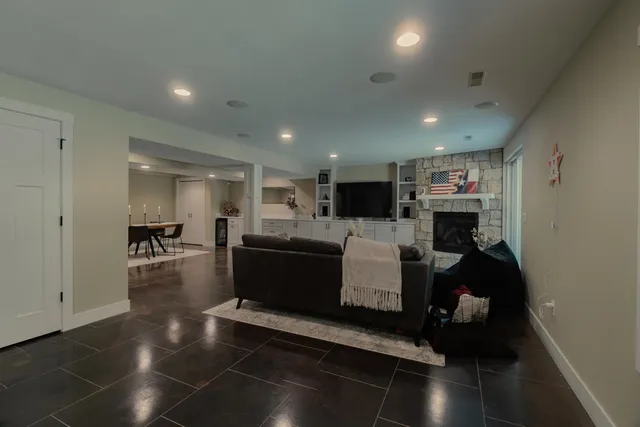 $525,000 | 71 Ford Drive, East Dubuque, IL 61025