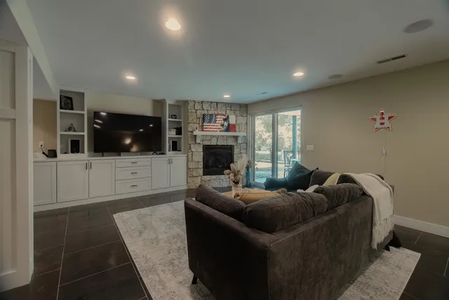 $525,000 | 71 Ford Drive, East Dubuque, IL 61025