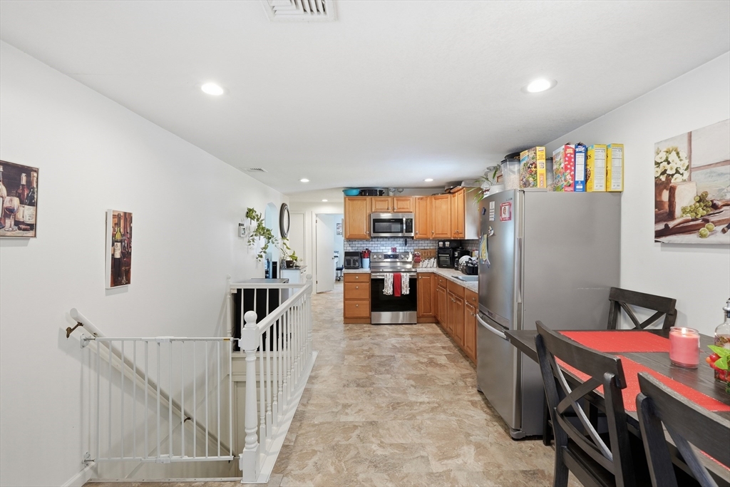 23 Smith Street Chicopee, MA 01020 - Photo 4 of 39