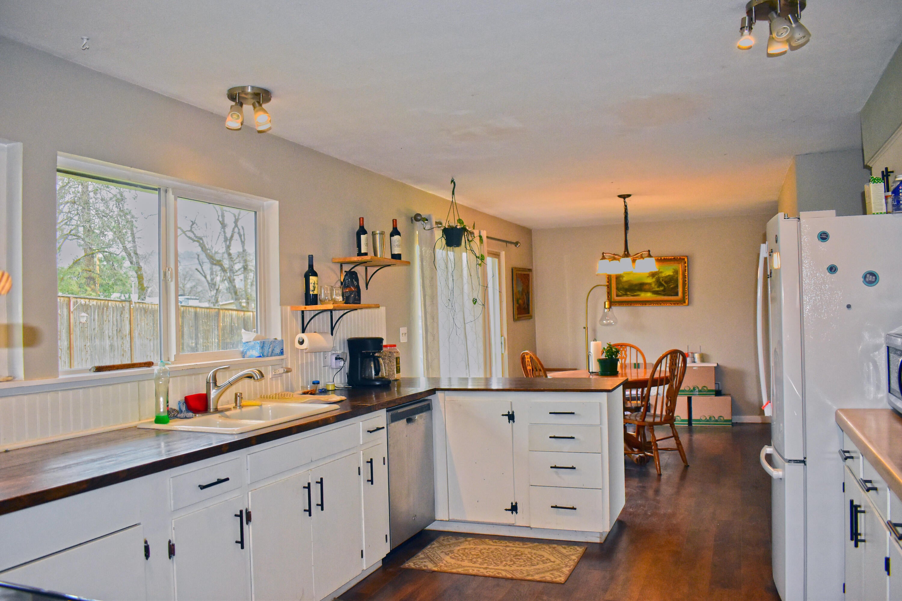 11688 Michael Road White City, OR 97503 - Photo 27 of 34 Kitchen + Dining