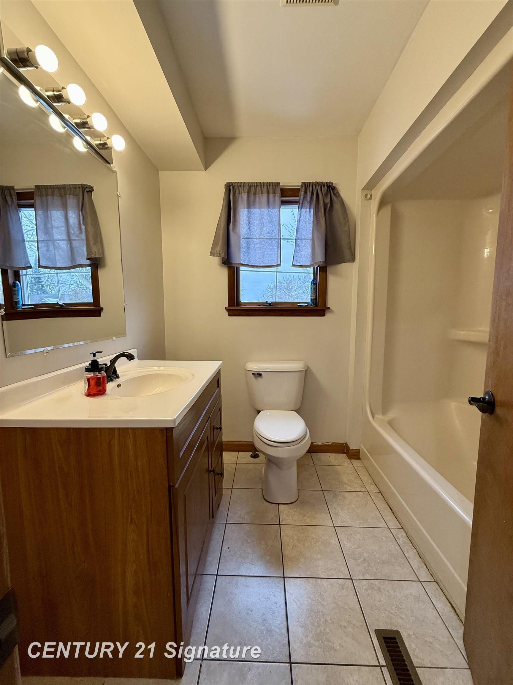 217 Schust Road Saginaw, MI 48604 - Photo 10 of 15 50196820-338684a1-baac-4a84-b56a-1f56251c1c65.JPG
