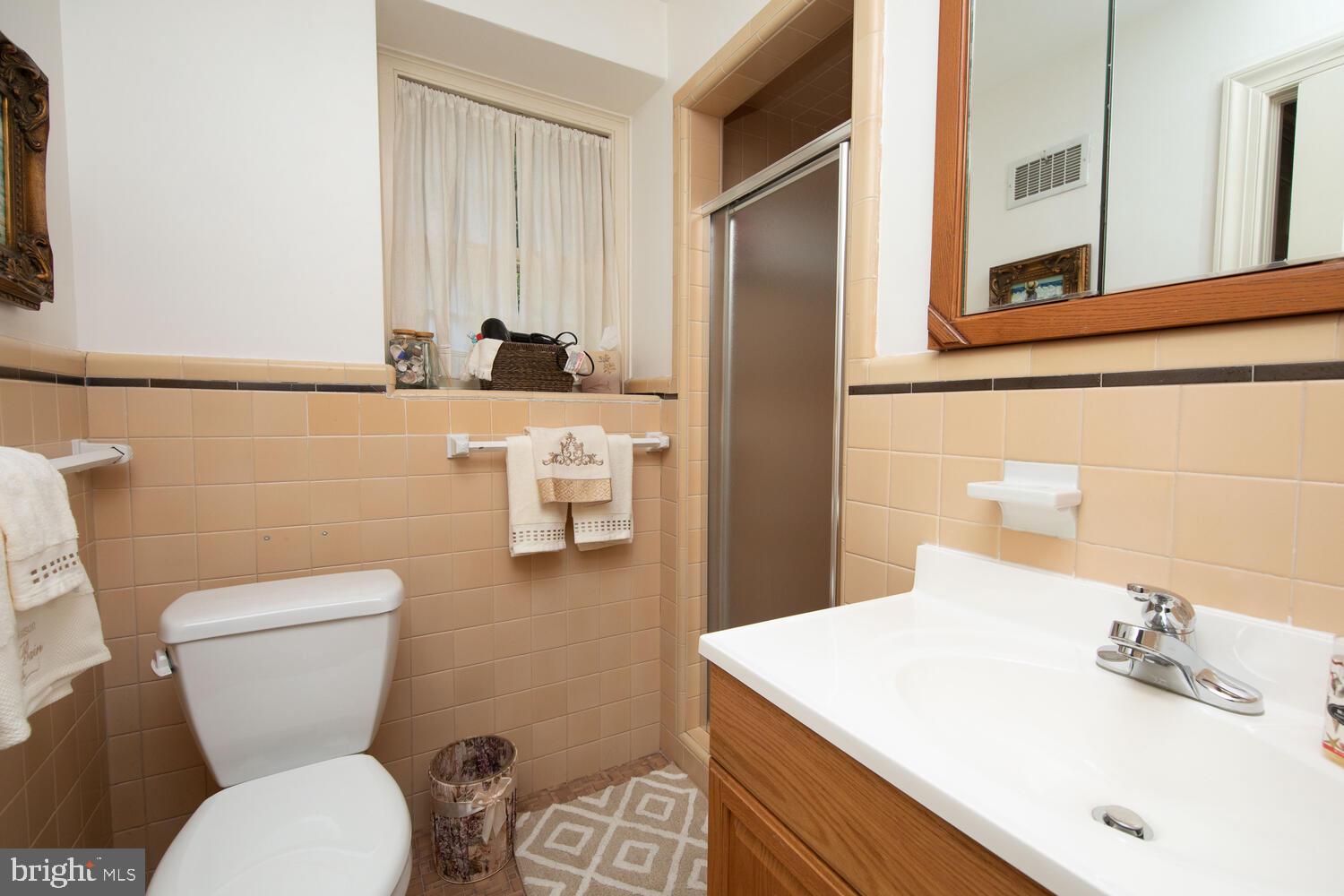 118 Holmecrest Road Jenkintown, PA 19046 - Photo 27 of 37 Jack and Jill Bathroom