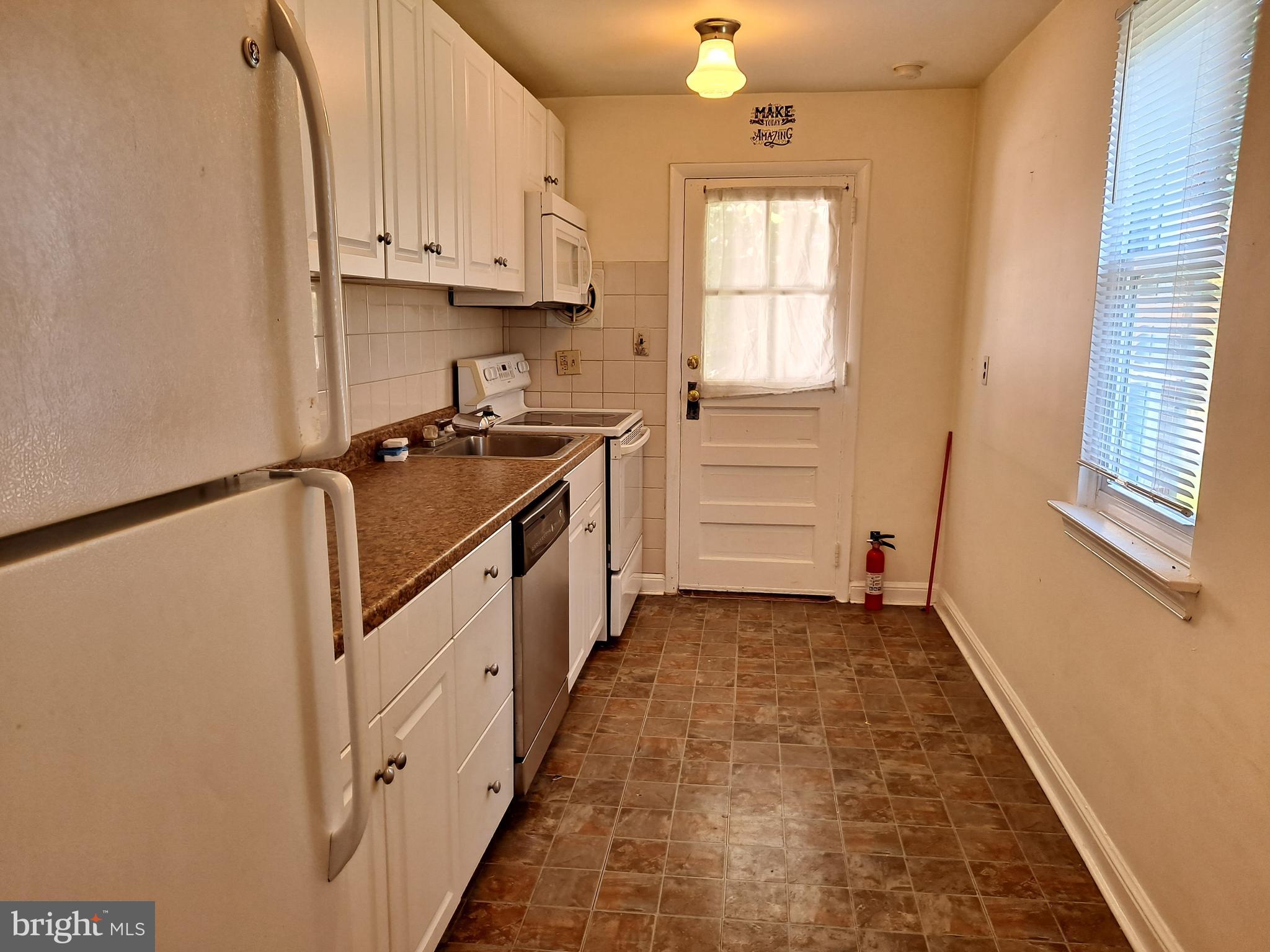 43 Ann Road Broomall, PA 19008 - Photo 11 of 23 Kitchen