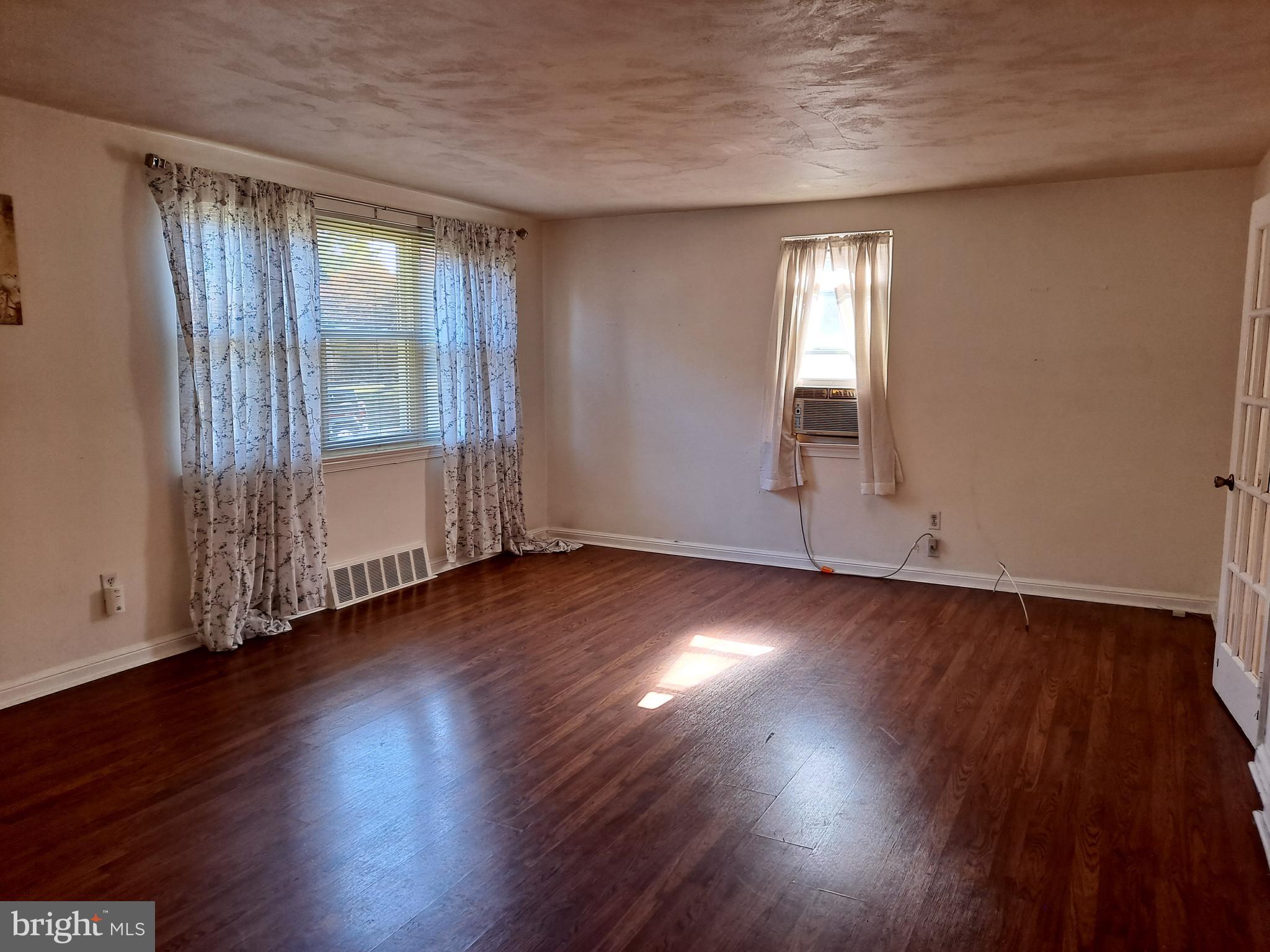 43 Ann Road Broomall, PA 19008 - Photo 7 of 23 Living Room
