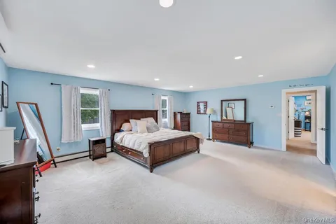 $899,999 | 20 Canterbury Court, Oakdale, NY 11769