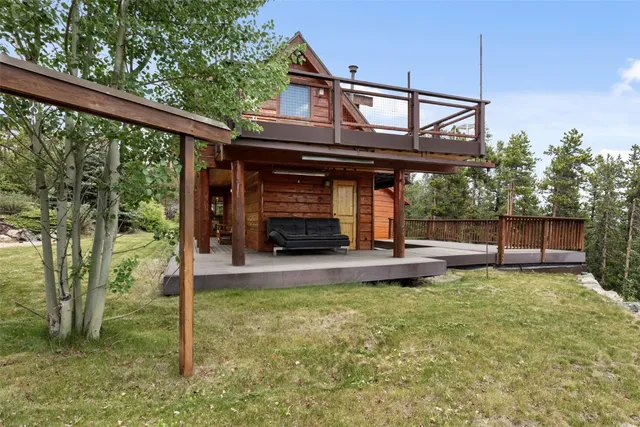 a view of a house with backyard and porch