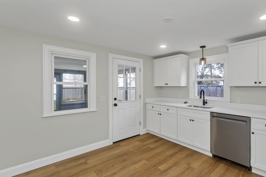 93 Cooper Street Springfield, MA 01108 - Photo 4 of 26