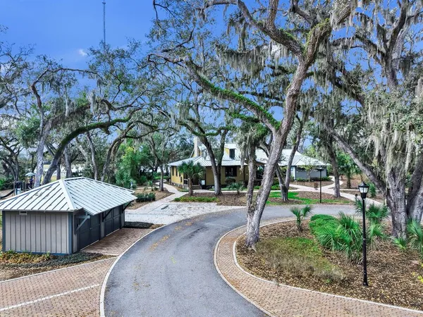 $639,000 | 14110 Barrington Stowers Drive, Lithia, FL 33547