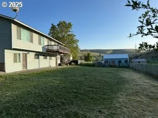 a view of a back yard