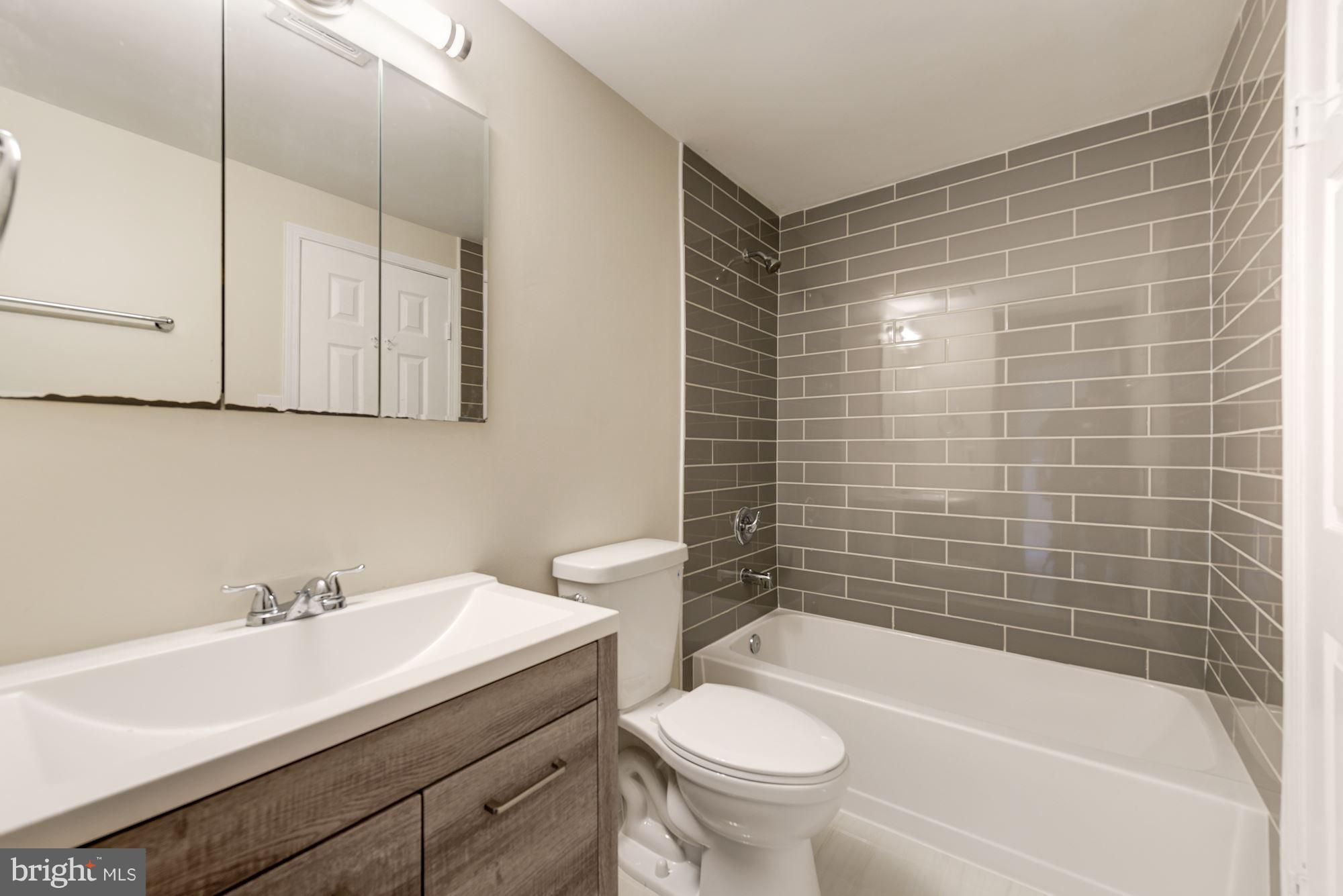 7464 Wounded Knee Road Lorton, VA 22079 - Photo 11 of 23 Upper floor's full bathroom