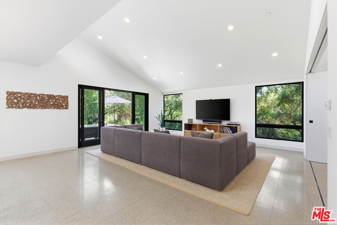 3860 Madison Road La Canada Flintridge, CA 91011 - Photo 5 of 51
