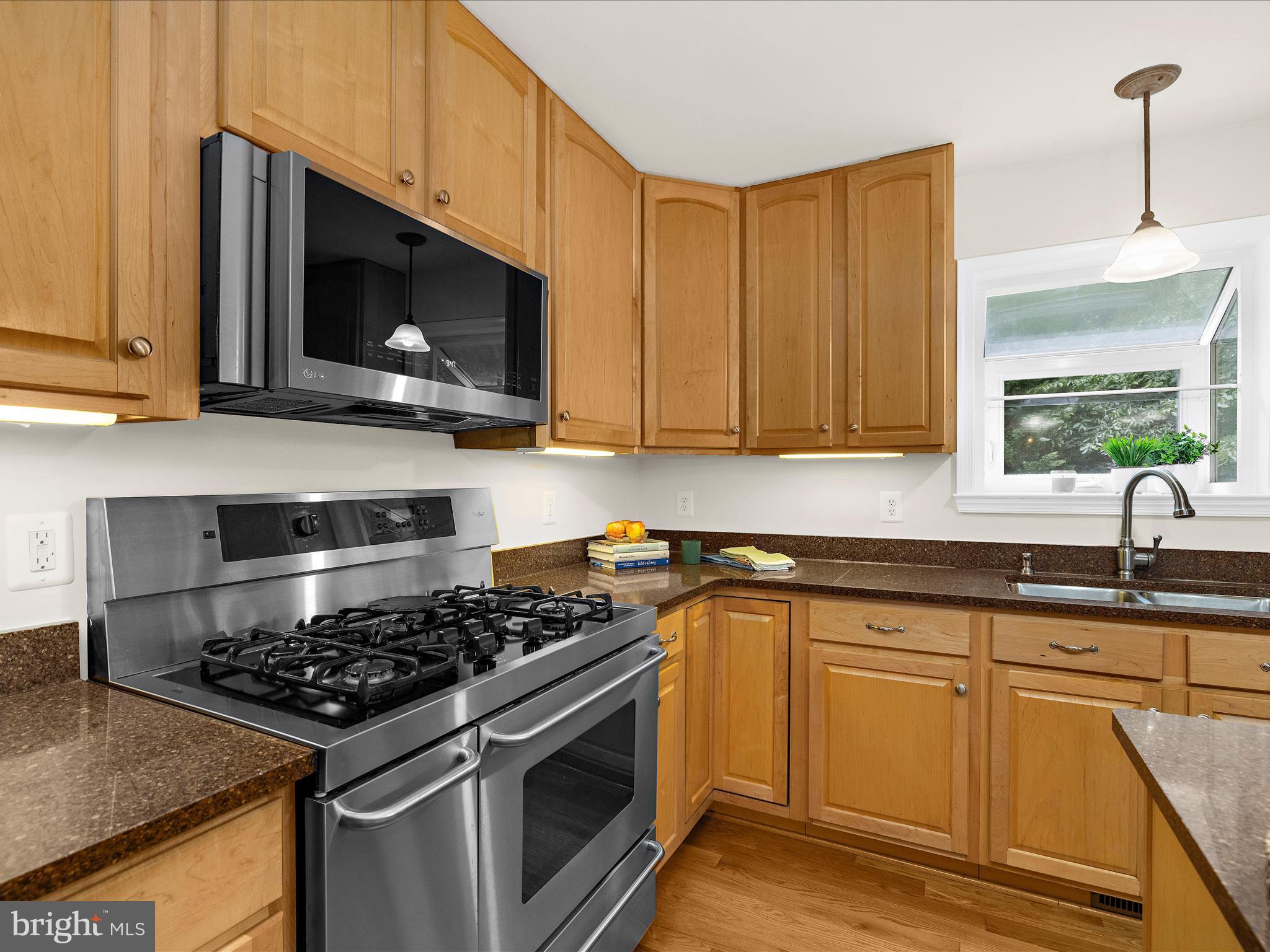 3618 Calvert Street Edgewater, MD 21037 - Photo 19 of 90 5 burner chef's stove
