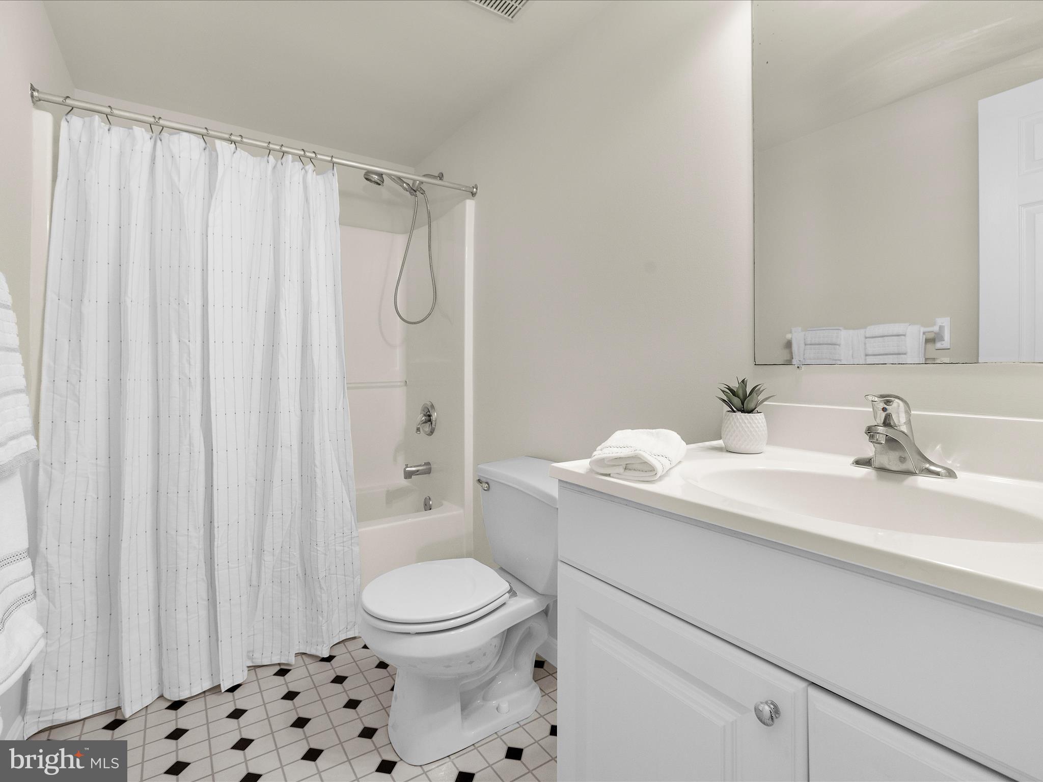 3618 Calvert Street Edgewater, MD 21037 - Photo 29 of 90 Hall bathroom 2nd floor
