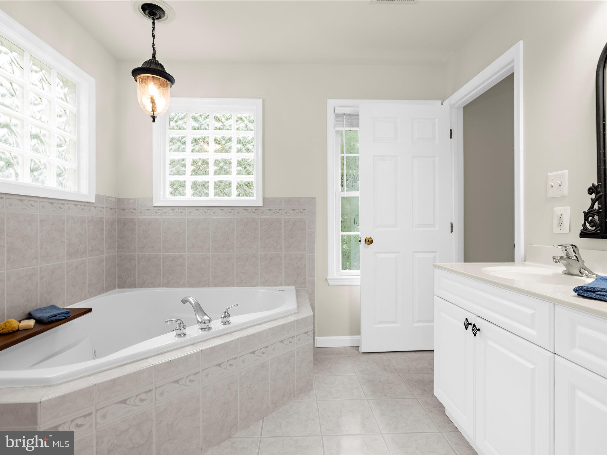 3618 Calvert Street Edgewater, MD 21037 - Photo 38 of 90 Corner jetted tub