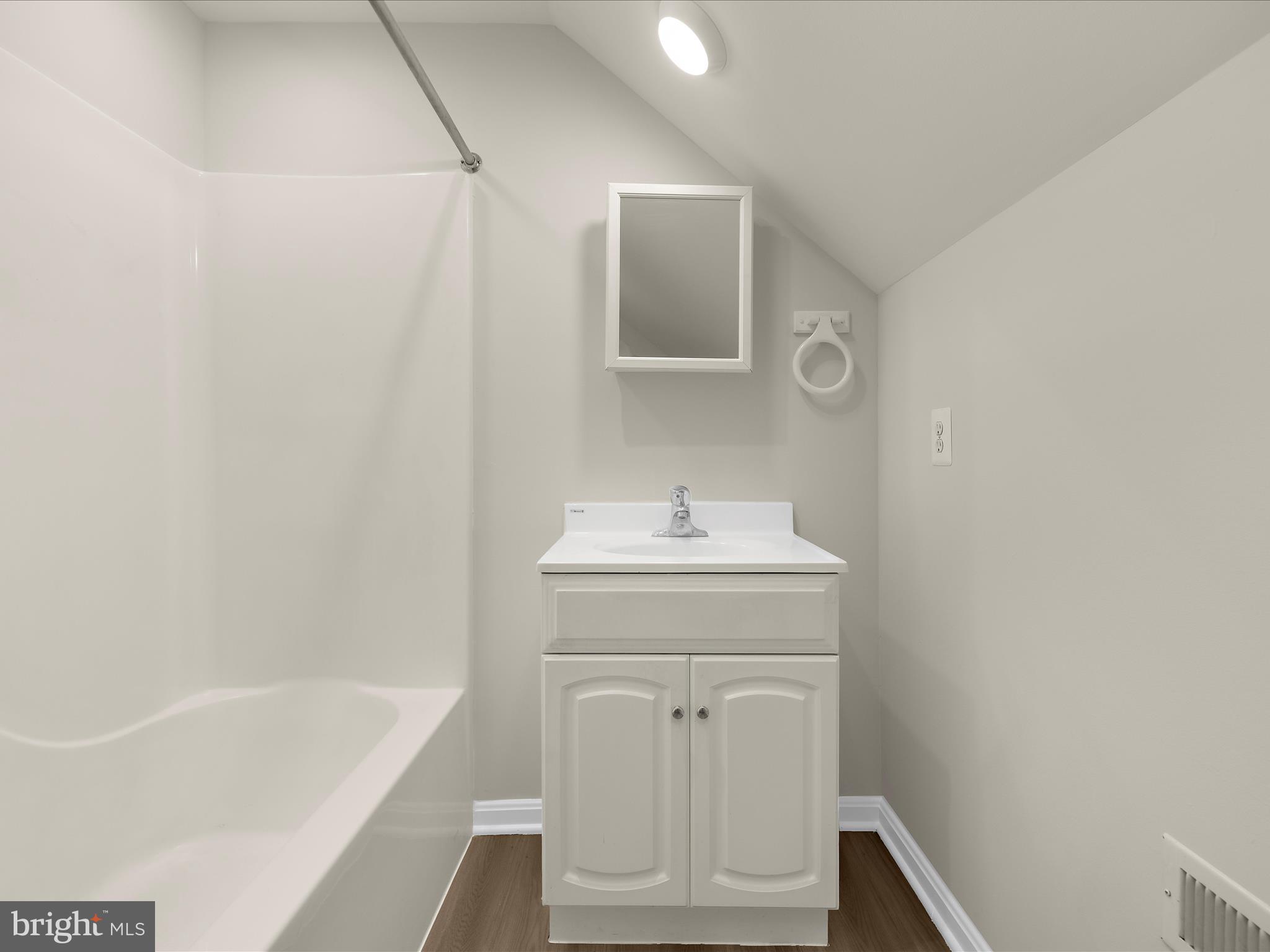 3618 Calvert Street Edgewater, MD 21037 - Photo 48 of 90 3rd floor hall bath
