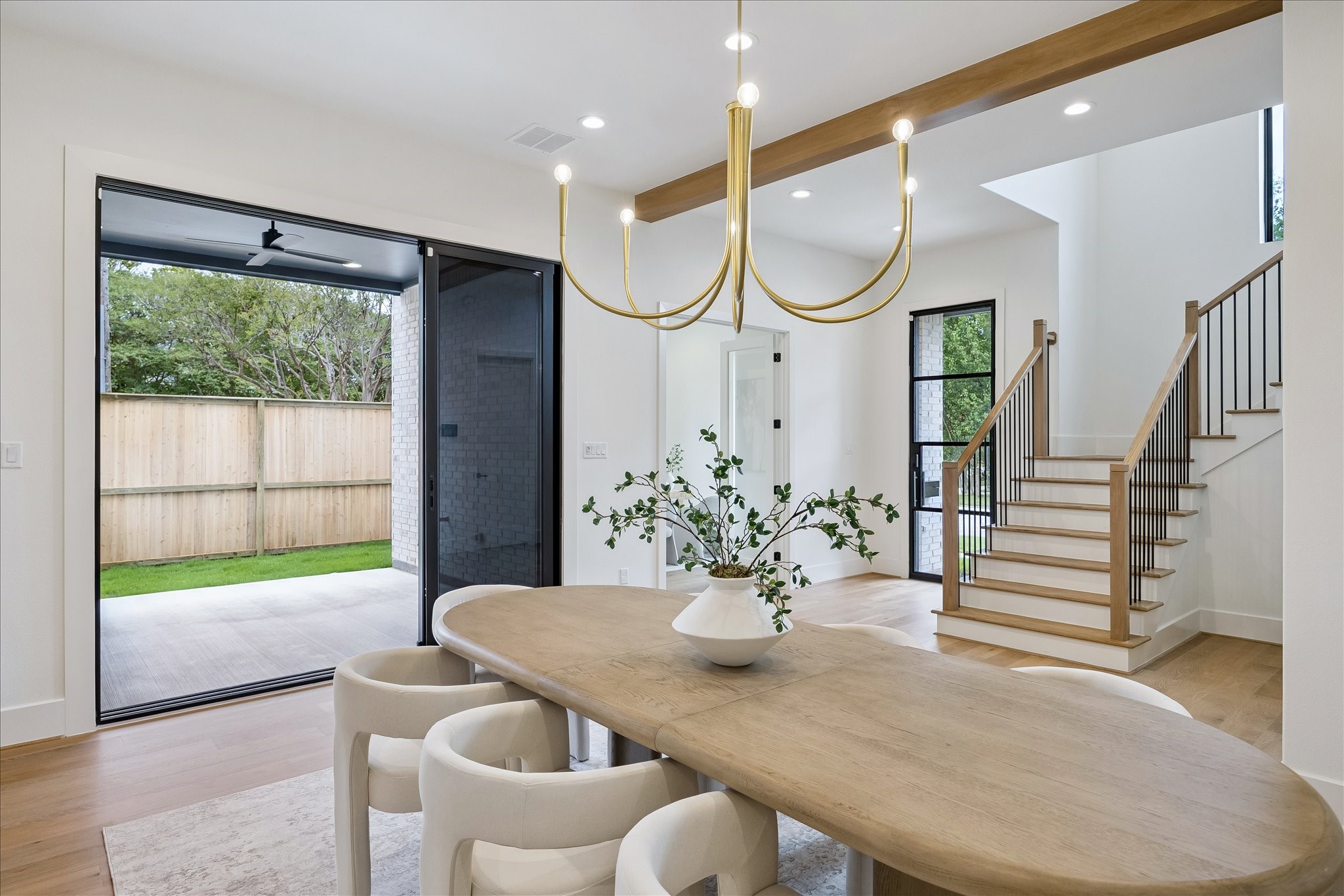 122 East 4th Street Houston, TX 77007 - Photo 10 of 38 Dining area – offers easy access to the backyard through sliding doors.