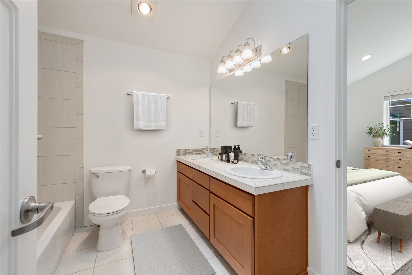 935 North 97th Street, Unit B Seattle, WA 98103 - Photo 22 of 37