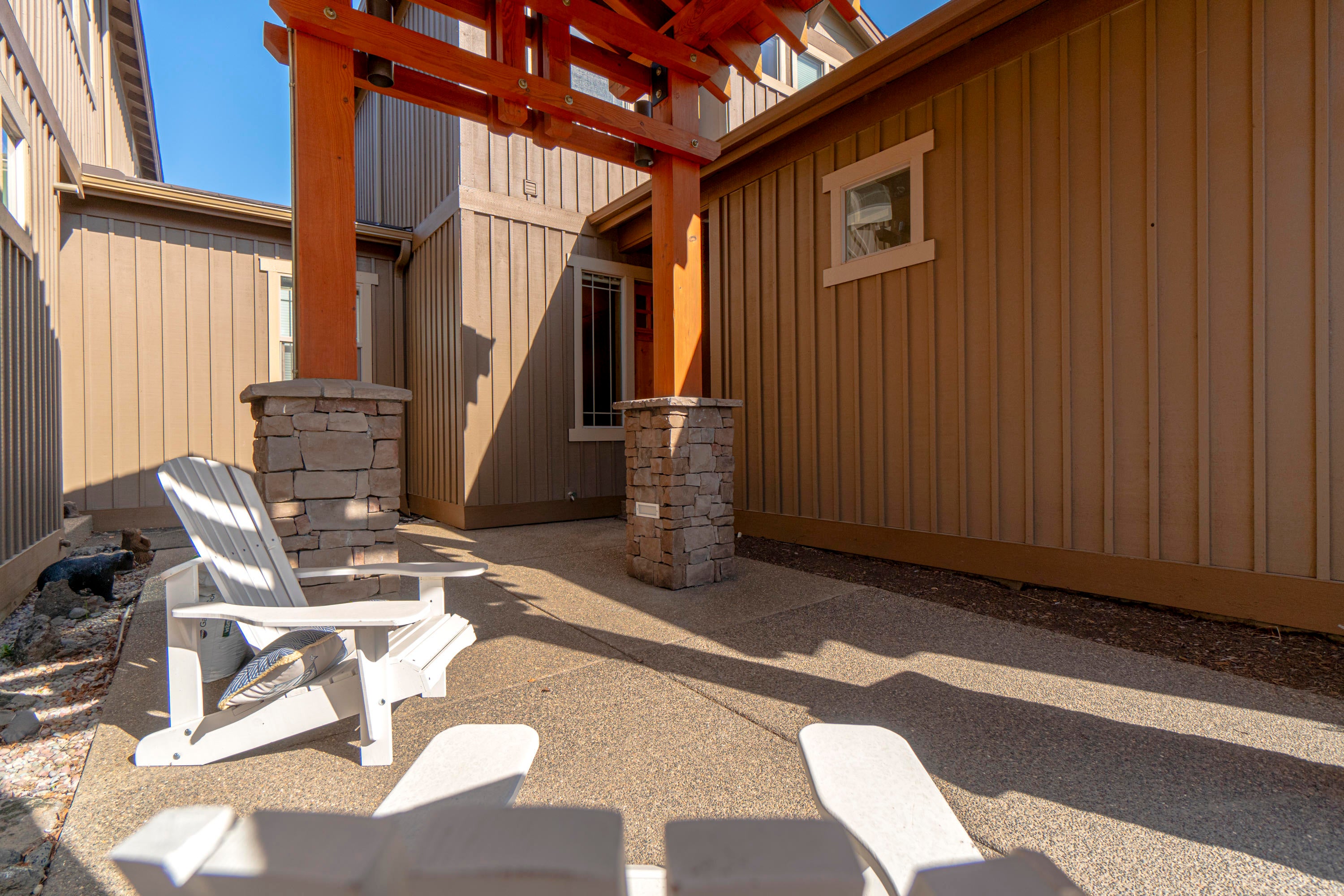 933 Southwest Vantage Point Way Bend, OR 97702 - Photo 6 of 36 Front Patio