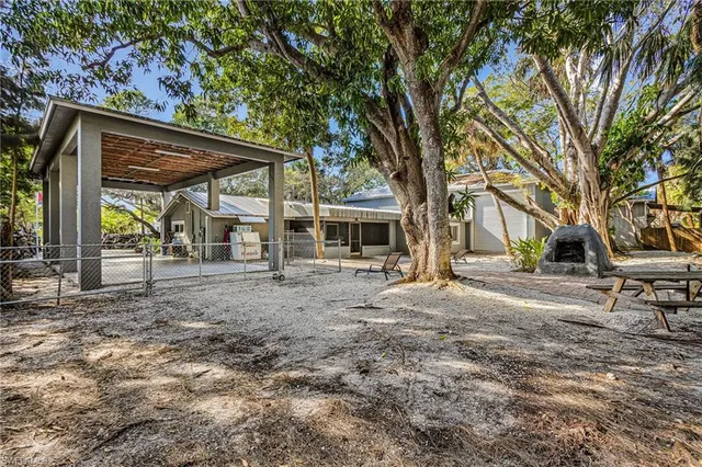 $1,200,000 | 2563 Weeks Avenue, Naples, FL 34112