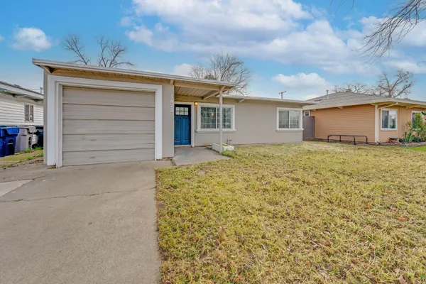 a view of a house with a yard