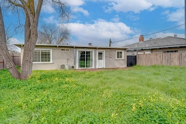 a view of a house with backyard and garden