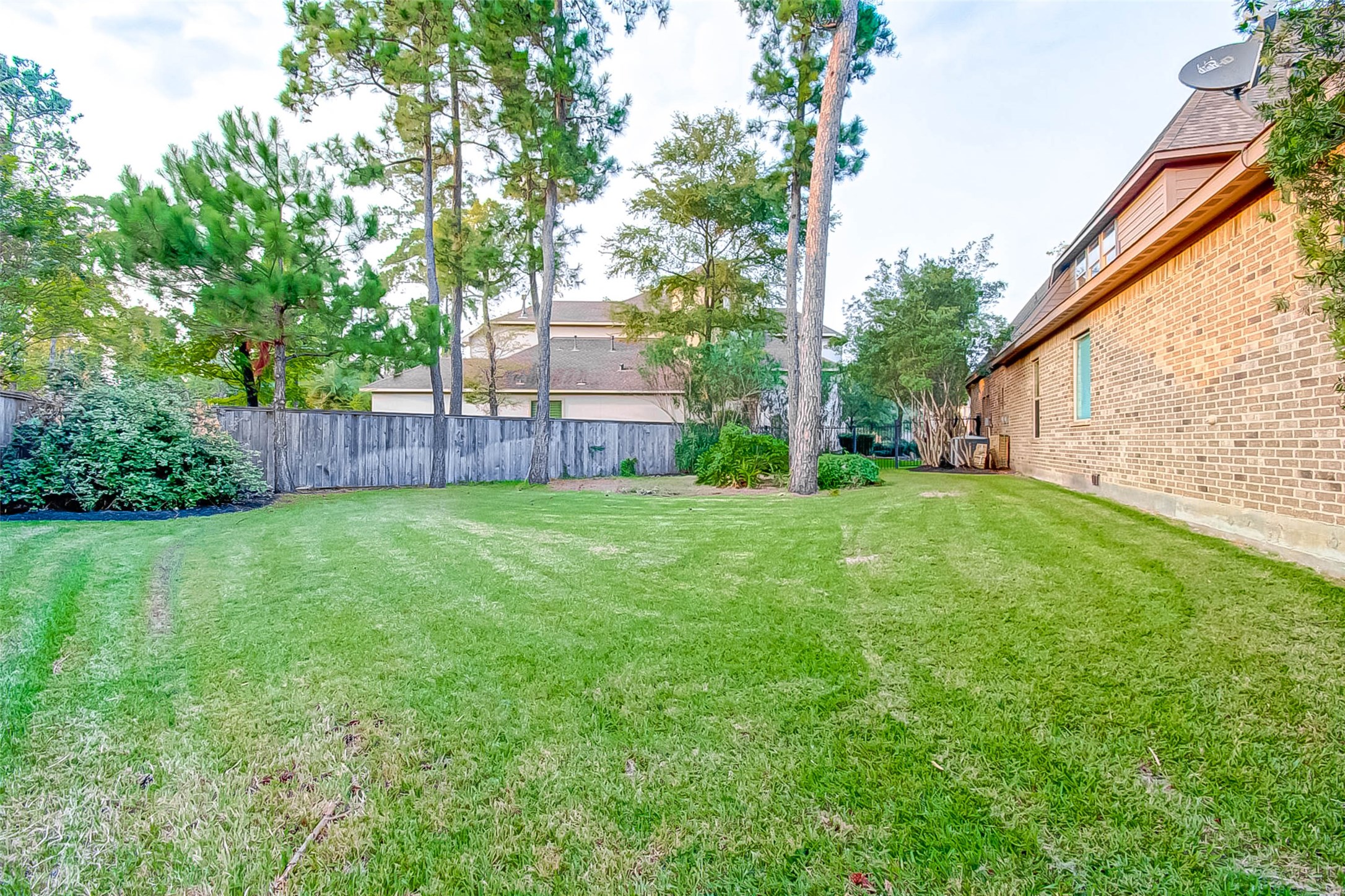 7 Shearling Court Spring, TX 77389 - Photo 46 of 46 a view of a backyard with a garden