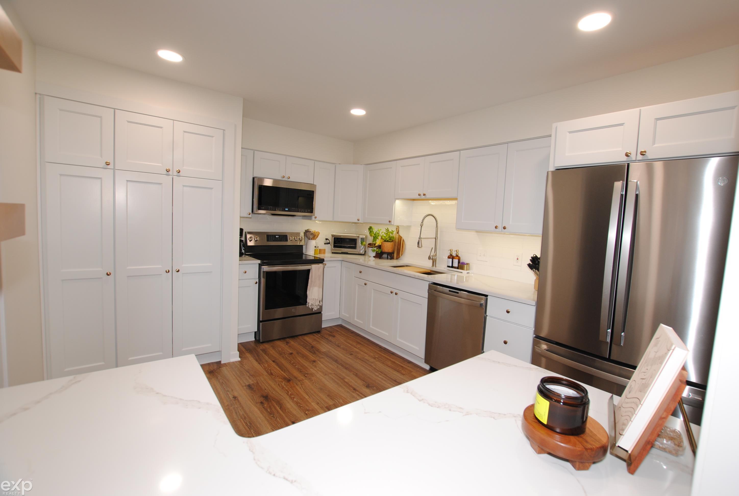674 Camden Court Rochester, MI 48307 - Photo 15 of 49