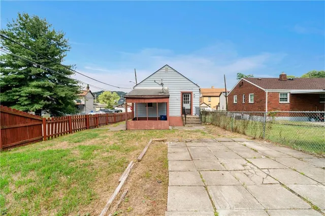 a view of a backyard