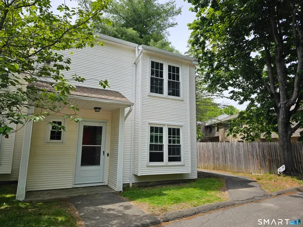 $1,600 | 12 Deerwood Lane, Unit 9, Waterbury, CT 06704