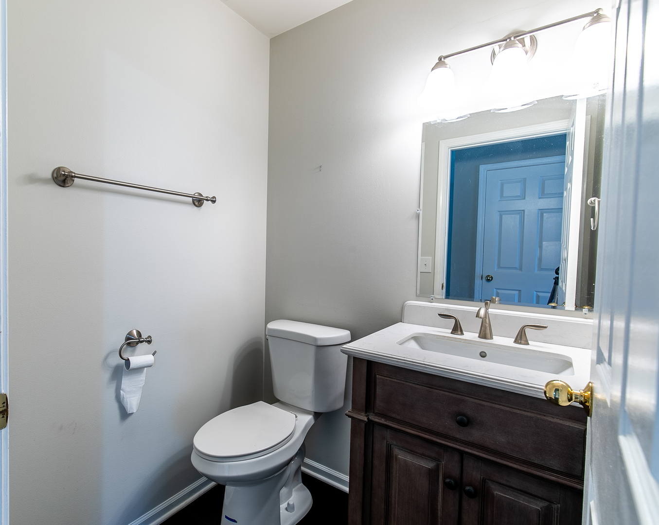 559 Cross Road Gurnee, IL 60031 - Photo 12 of 27 a bathroom with a sink toilet and a mirror