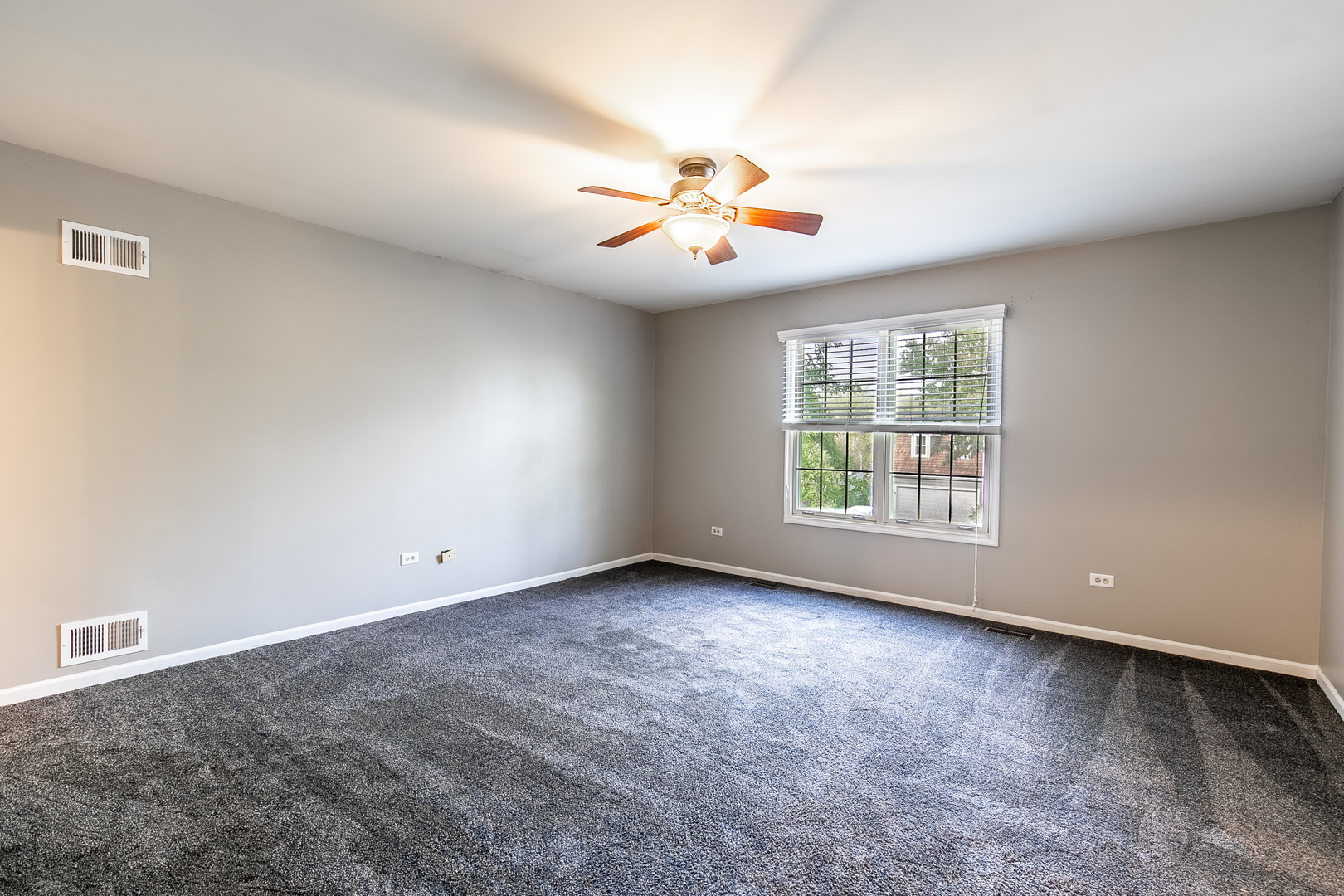 559 Cross Road Gurnee, IL 60031 - Photo 16 of 27 an empty room with windows and ceiling fan