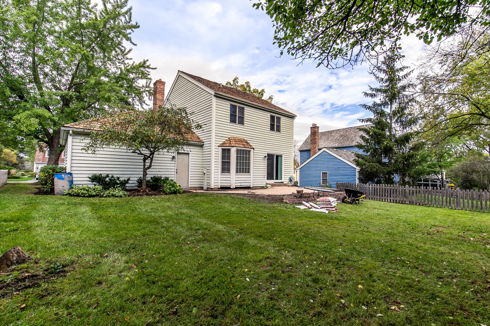 559 Cross Road Gurnee, IL 60031 - Photo 23 of 27 a view of a house with a yard and sitting area
