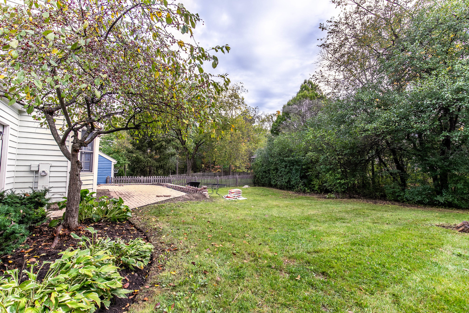 559 Cross Road Gurnee, IL 60031 - Photo 25 of 27 a view of a backyard with a garden