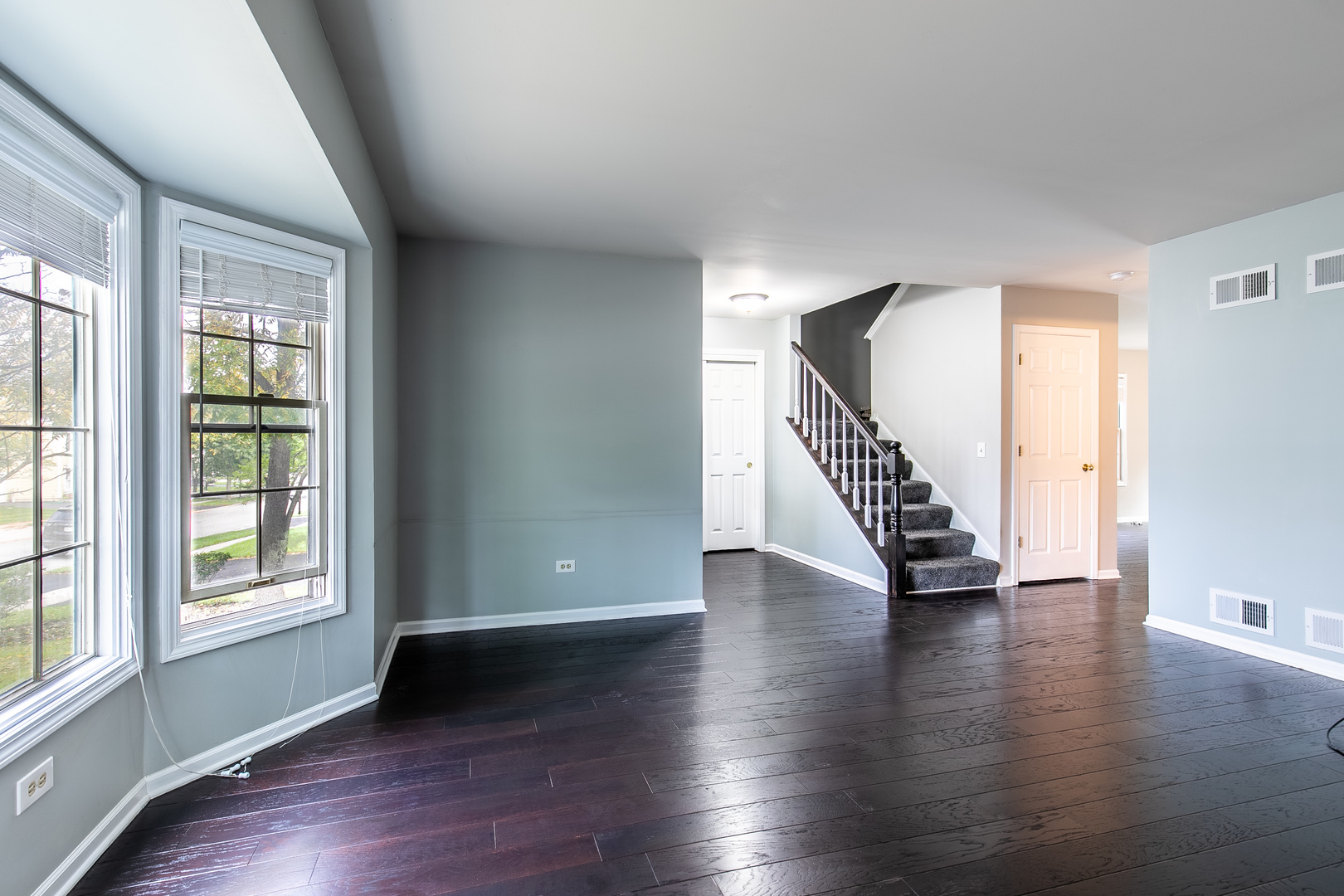 559 Cross Road Gurnee, IL 60031 - Photo 4 of 27 an empty room with wooden floor and windows