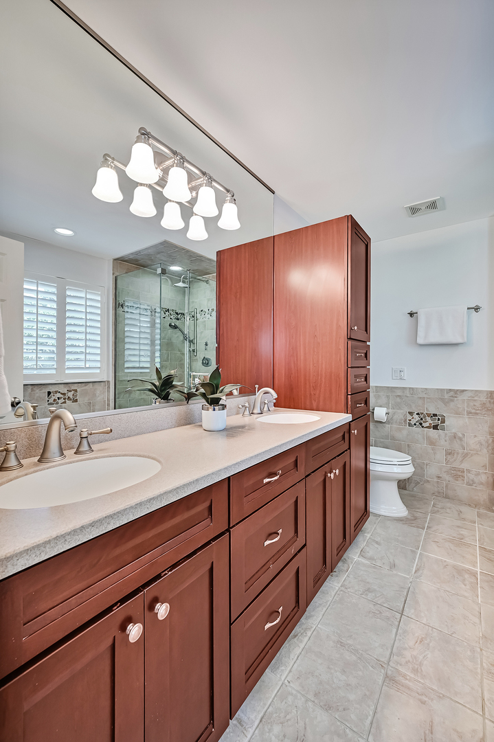545 Highland Road Hinsdale, IL 60521 - Photo 14 of 29 a bathroom with a sink a vanity and a large mirror