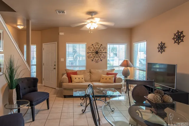 $1,525 | 32 Chapel Hill Circle, Unit 32, San Antonio, TX 78240