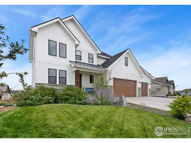 a view of a yard in front of house